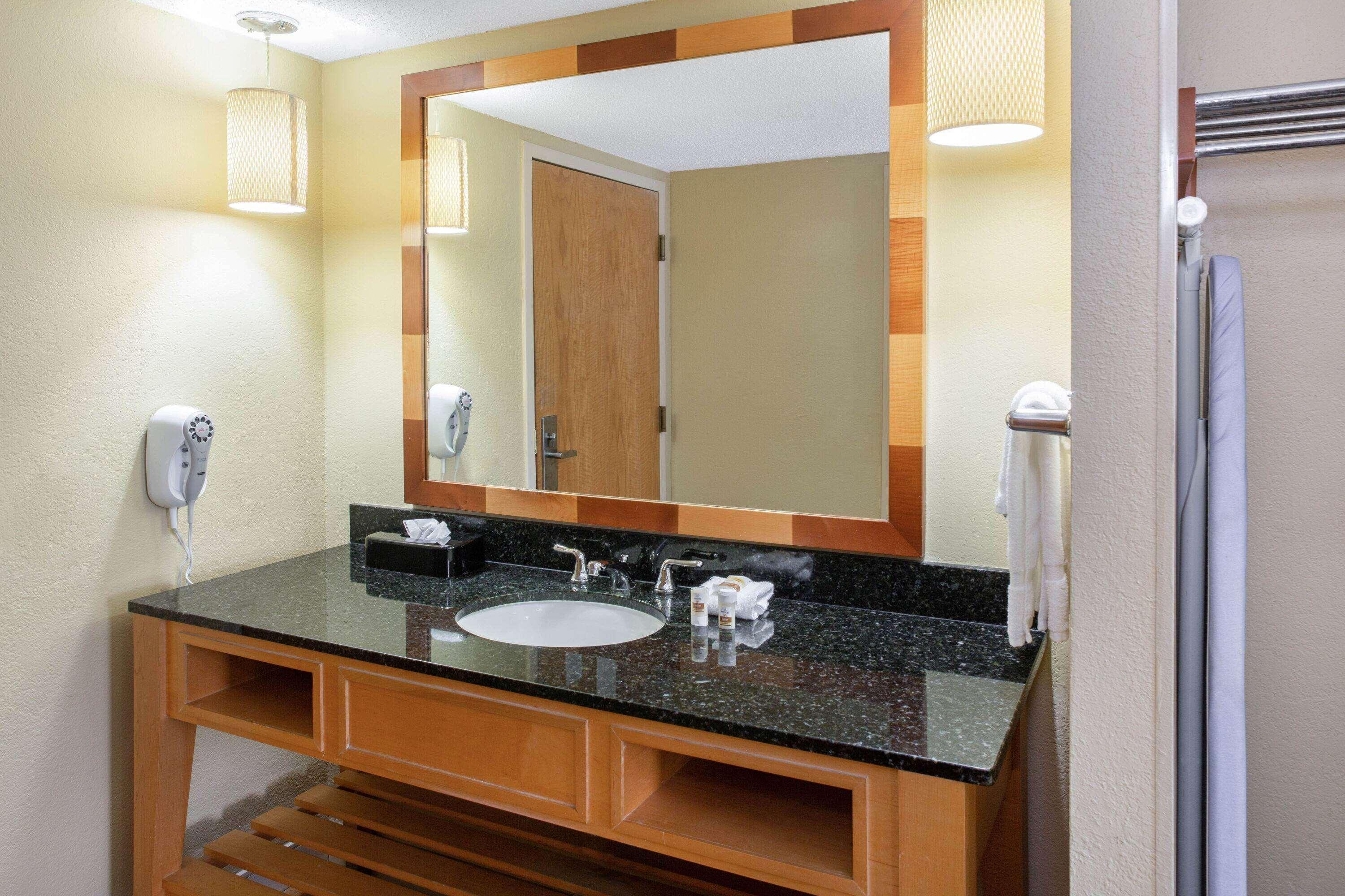 מלון La Quinta By Wyndham Sarasota Downtown מראה חיצוני תמונה